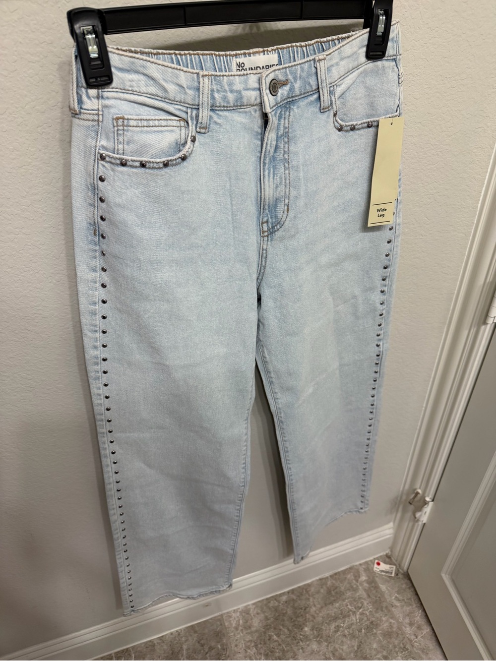No Boundaries Women’s Light Wash Studded Wide-Leg Jeans Relaxed Fit Pockets